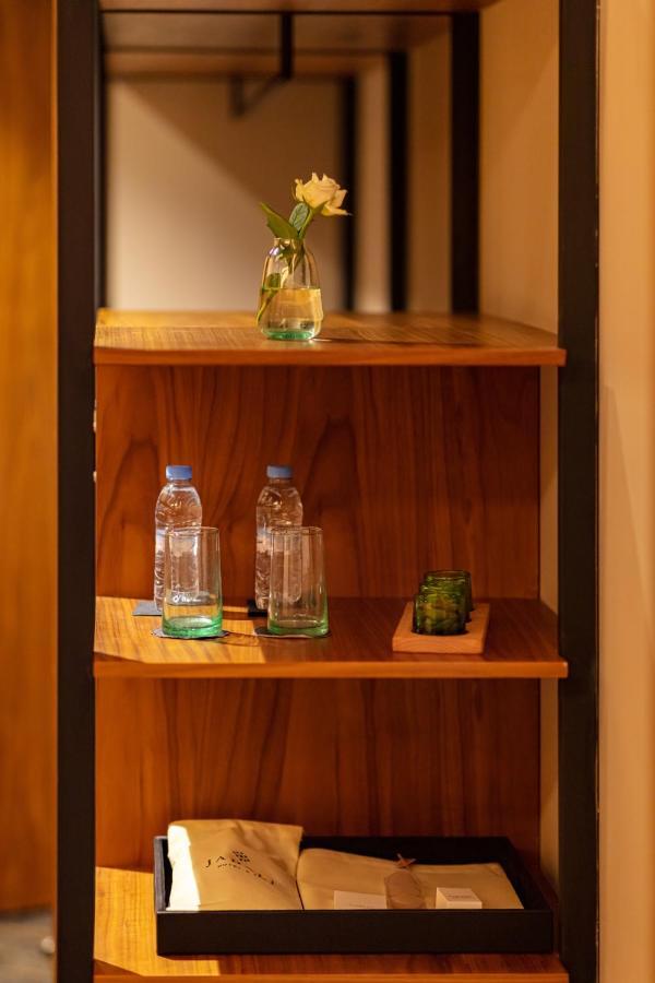 Hotel Jadali & Spa مراكش المظهر الخارجي الصورة Bottled water in a hotel room