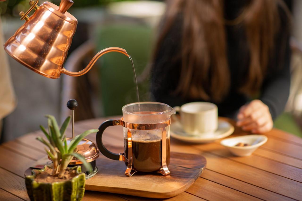 Hotel Jadali & Spa مراكش المظهر الخارجي الصورة A copper kettle and a glass cup