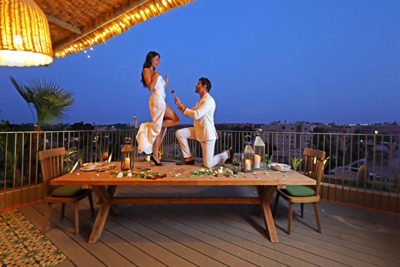 Hotel Jadali & Spa مراكش المظهر الخارجي الصورة A man proposing to a woman