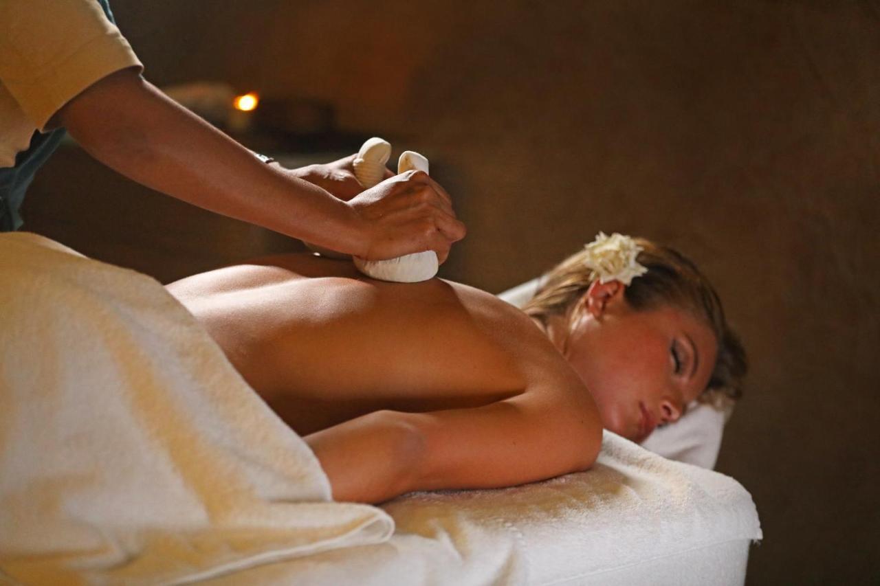 Hotel Jadali & Spa مراكش المظهر الخارجي الصورة A woman receiving a massage with hot stones