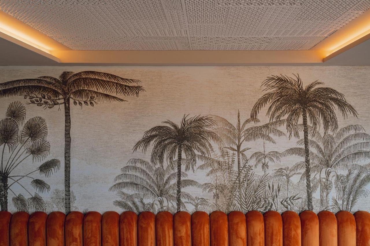 Hotel Jadali & Spa مراكش المظهر الخارجي الصورة Palm trees on the wall of the lobby